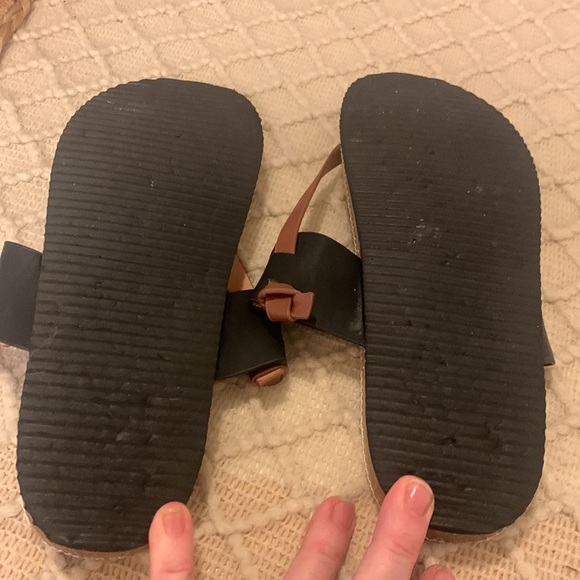 ADORABLE black & brown sandals!! Nearly new.. wore less than 5 times! - Picture 4 of 4